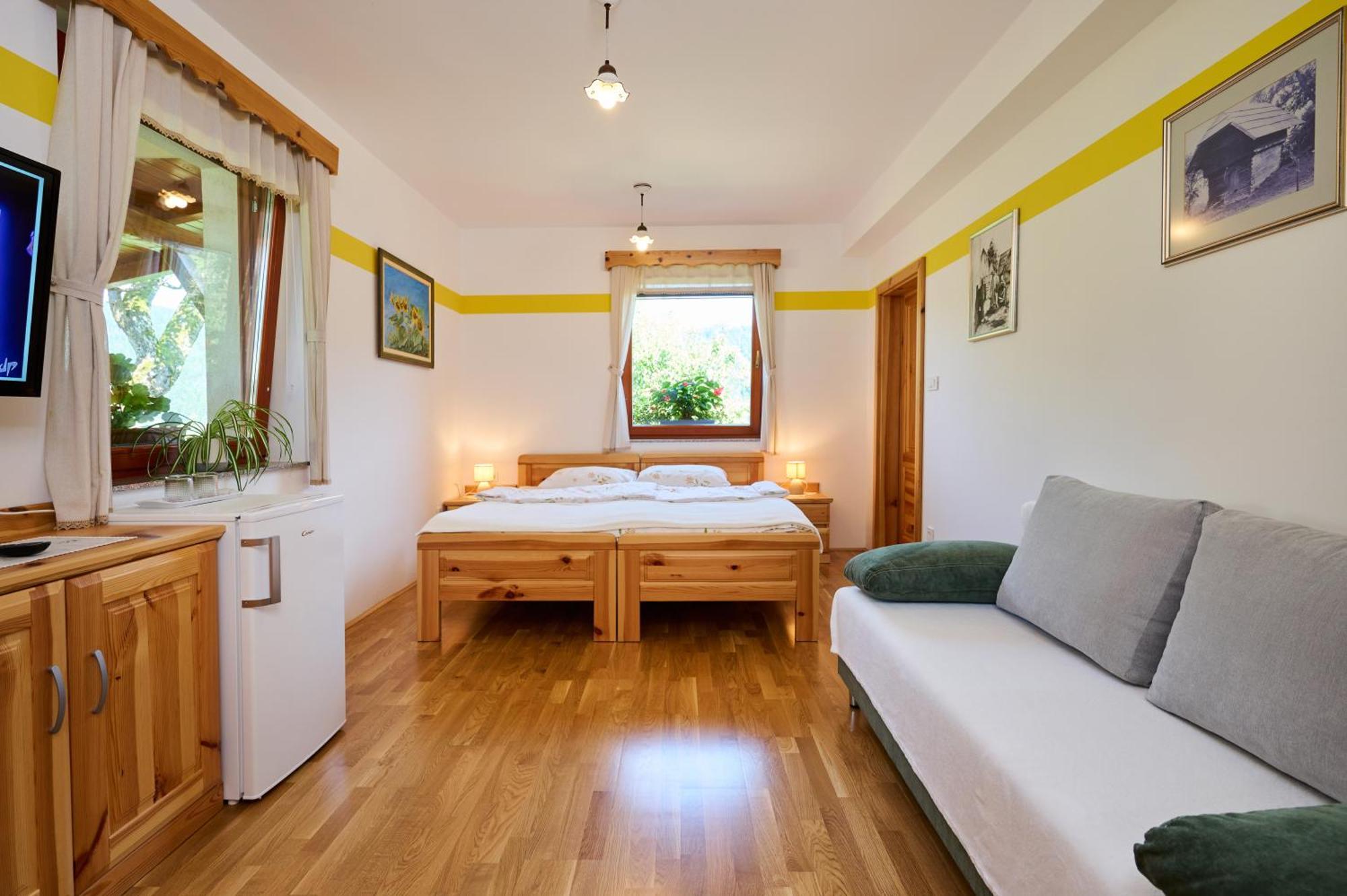 Apartments Organic Tourist Farm Gradisnik Prevalje ภายนอก รูปภาพ