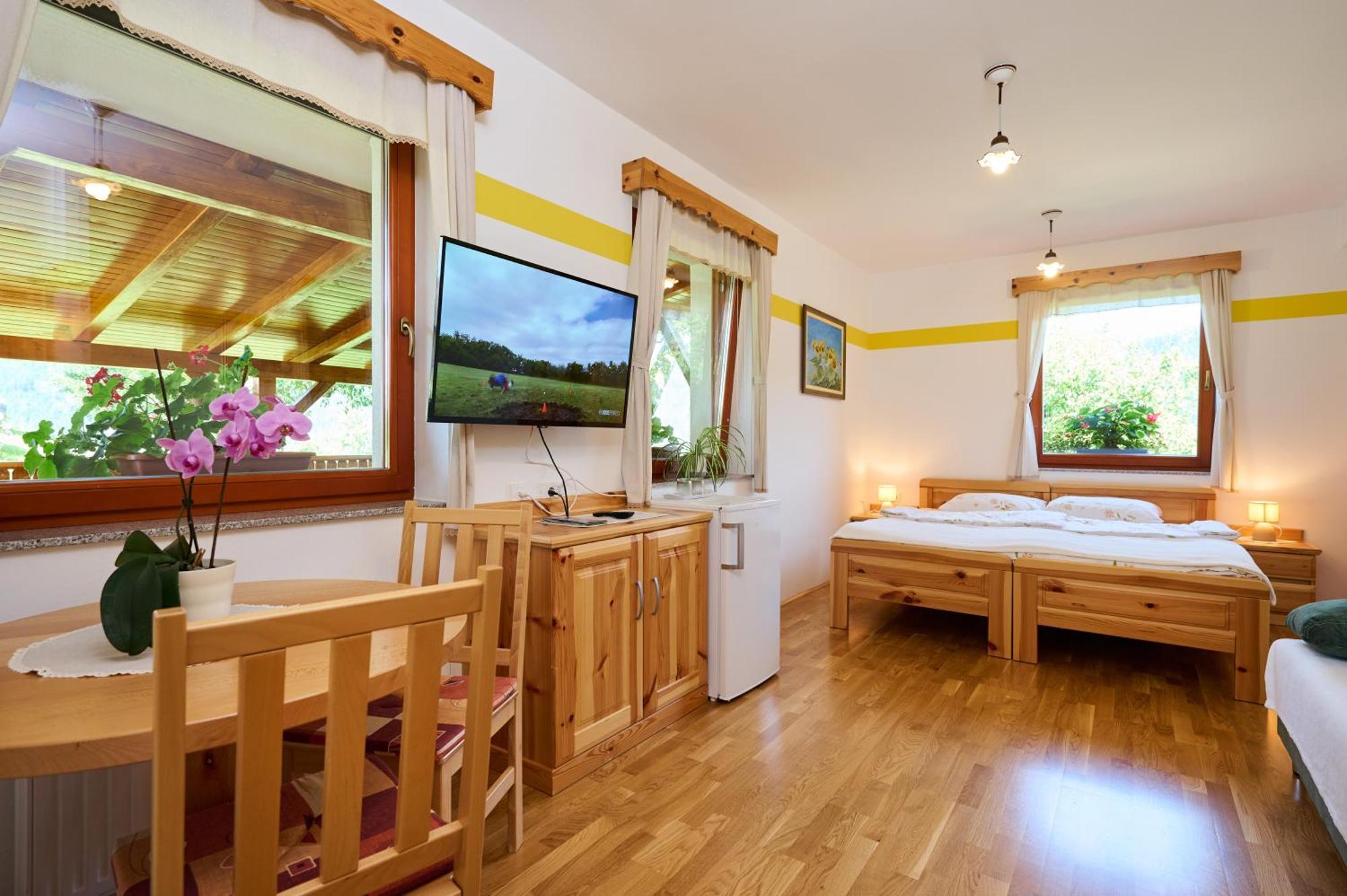 Apartments Organic Tourist Farm Gradisnik Prevalje ภายนอก รูปภาพ
